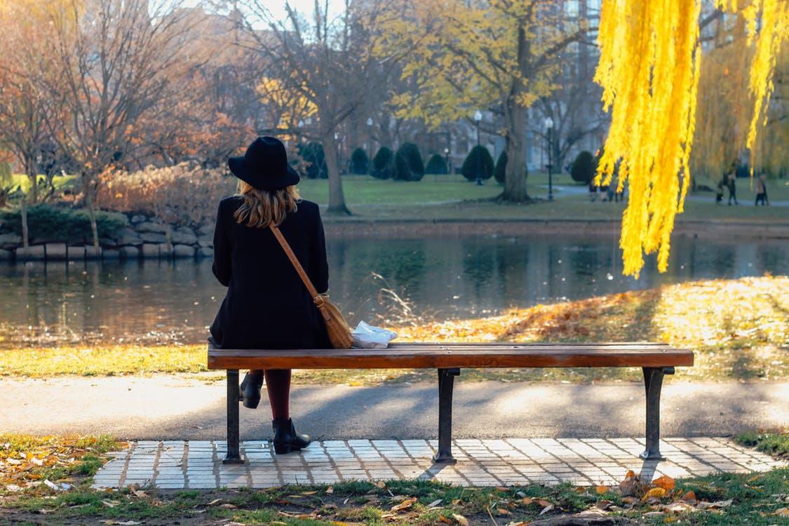 jesienny park kobieta na ławce
